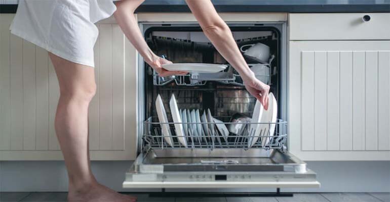Đối với gia đình từ 1 – 5 người nên chọn máy rửa bát lại nhỏ chứa 6 bộ rửa kich thuoc may rua bat bosch 6