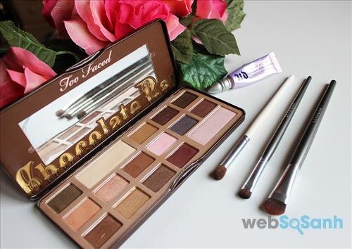 Hộp phấn mắt Chocolate Bar Eyeshadow Collection có bảng màu gồm 16 tone khá dễ dùng