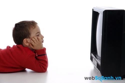 Trẻ xem tivi ở khoảng cách gần là dấu hiệu của việc bé bị các vấn đề về thị lực