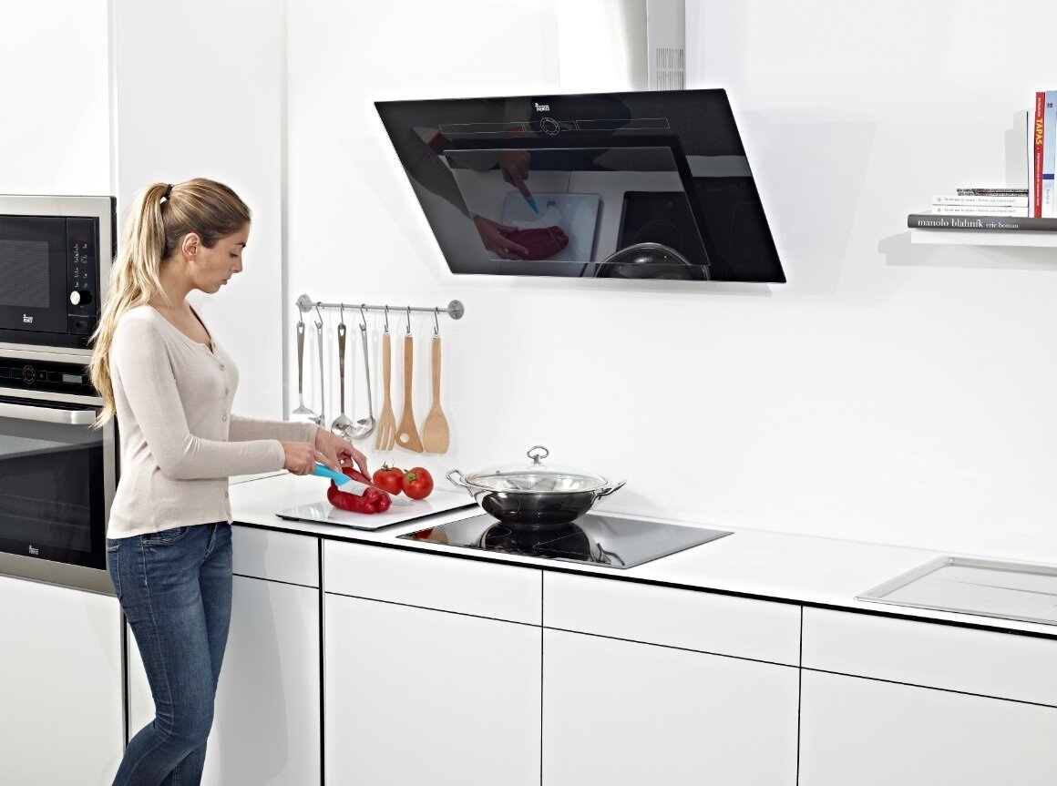 Máy hút mùi là thiết bị nhà bếp hiện đại và vô cùng hữu dụng mà mỗi gia đình nếu có điều kiện nên sắm