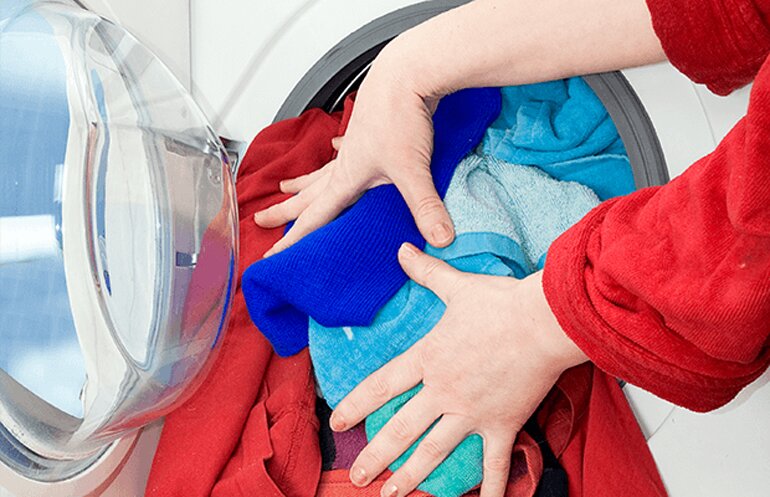 Thường xuyên giặt quá tải sẽ làm hại quần áo và máy giặt