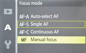  Để lấy nét bạn có thể xoay vòng focus hoặc vào tận trong menu của máy để thiết lập 