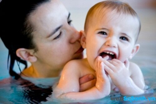 Khoảnh khắc đẹp giữa mẹ và bé tại hồ bơi