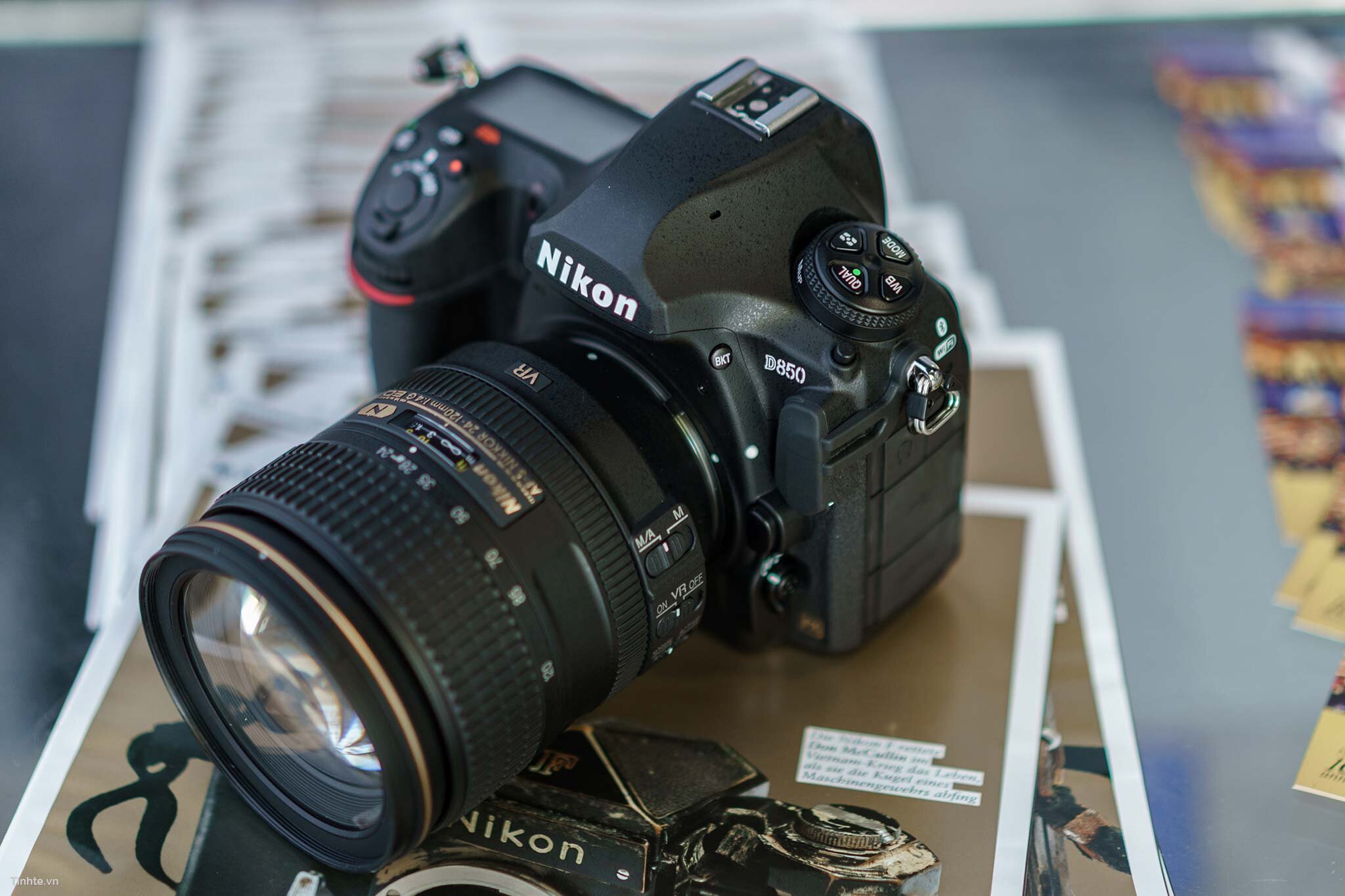 Alt + Caption: Mọi chi tiết thiết kế của Nikon D850 đều rất khoa học và tinh tế