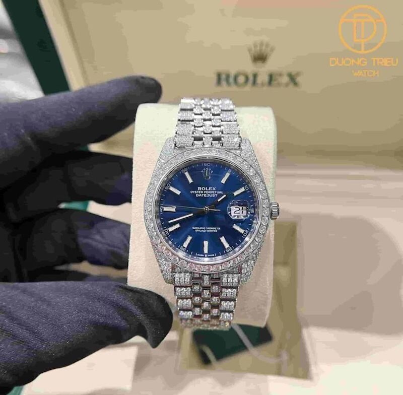 Tuyệt tác đính full kim cương cùng với màu xanh sang trọng tôn lên tuyệt đối vẻ đẹp của chiếc đồng hồ