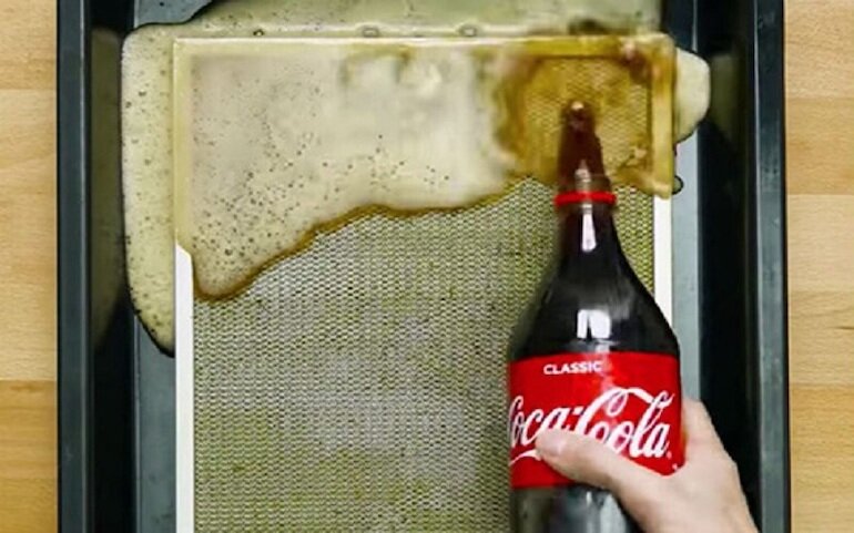 Ngâm lưới lọc trong dung dịch Coca Cola