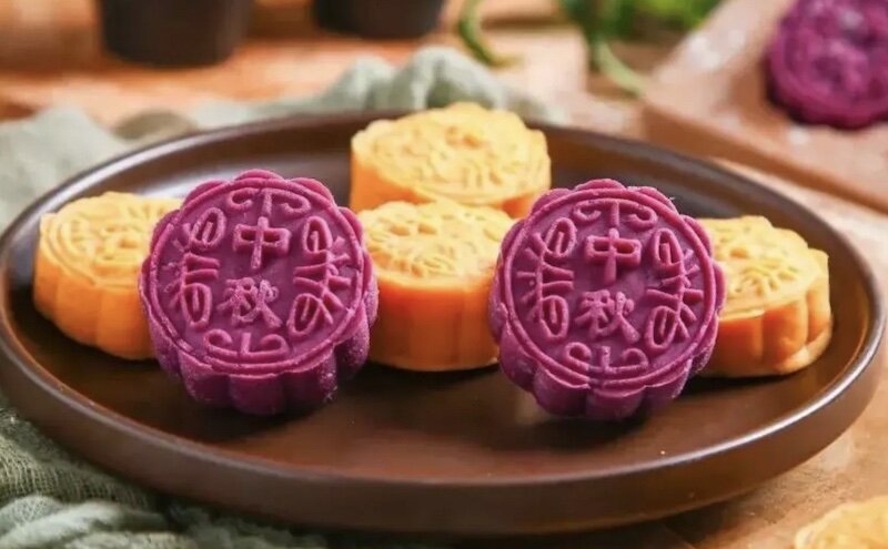 Mooncake filled with taro