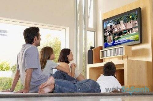 Cả gia đình cùng xem tivi
