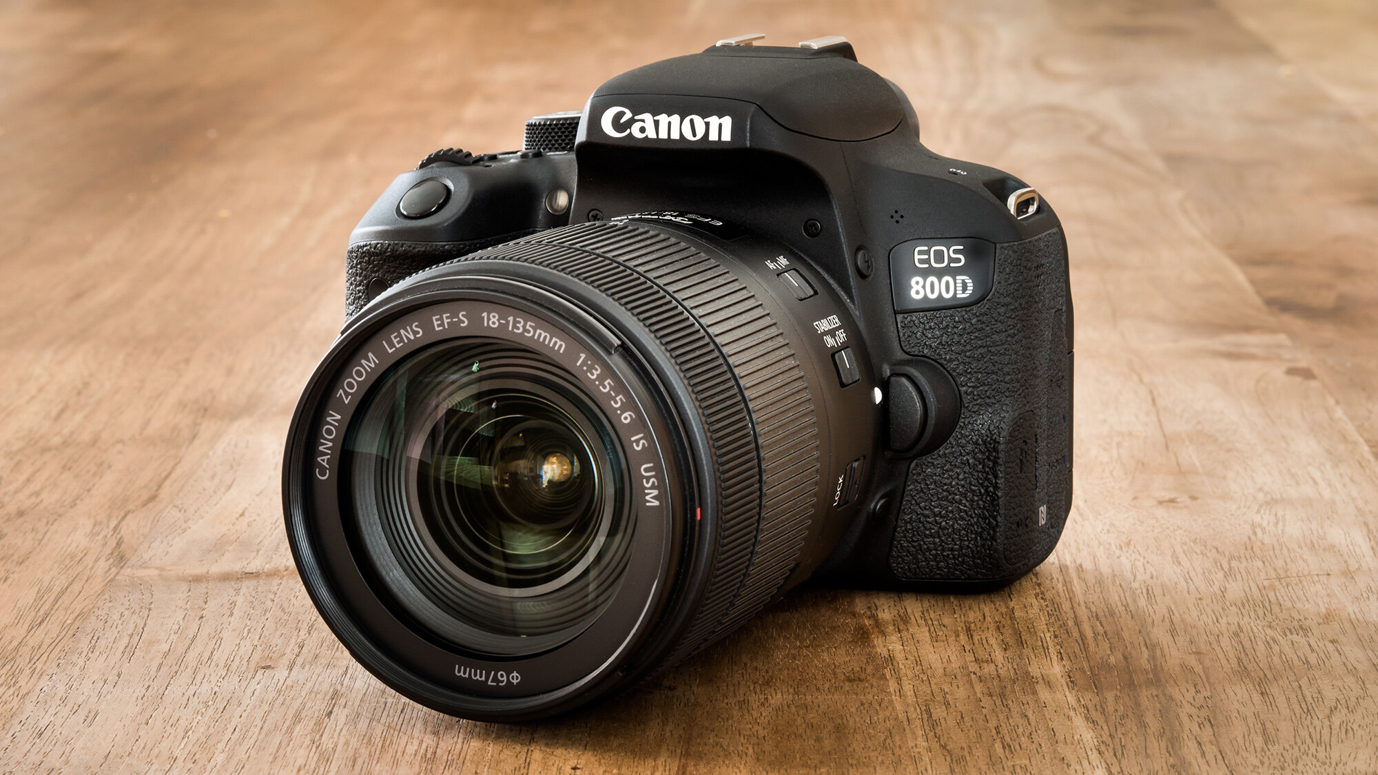 Thiết kế Canon 800D đơn giản mà trang nhã phù hợp với mọi người dùng