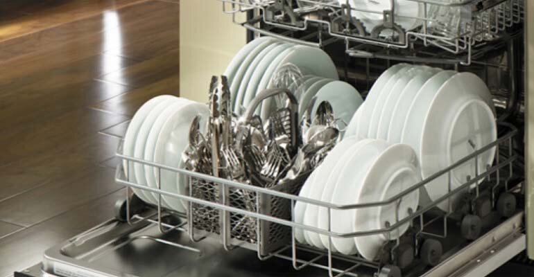 Sử dụng chất tẩy rửa để giúp bề mặt bát đĩa luôn sáng bóng Máy rửa bát Bauer