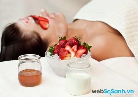Mặt nạ mật ong và sữa chua có thể làm giảm viêm và sưng cho da mụn