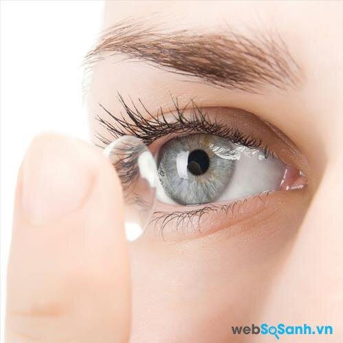 Kính áp tròng được đặt trực tiếp lên cầu mắt để khắc phục các tật khúc xạ về mắt