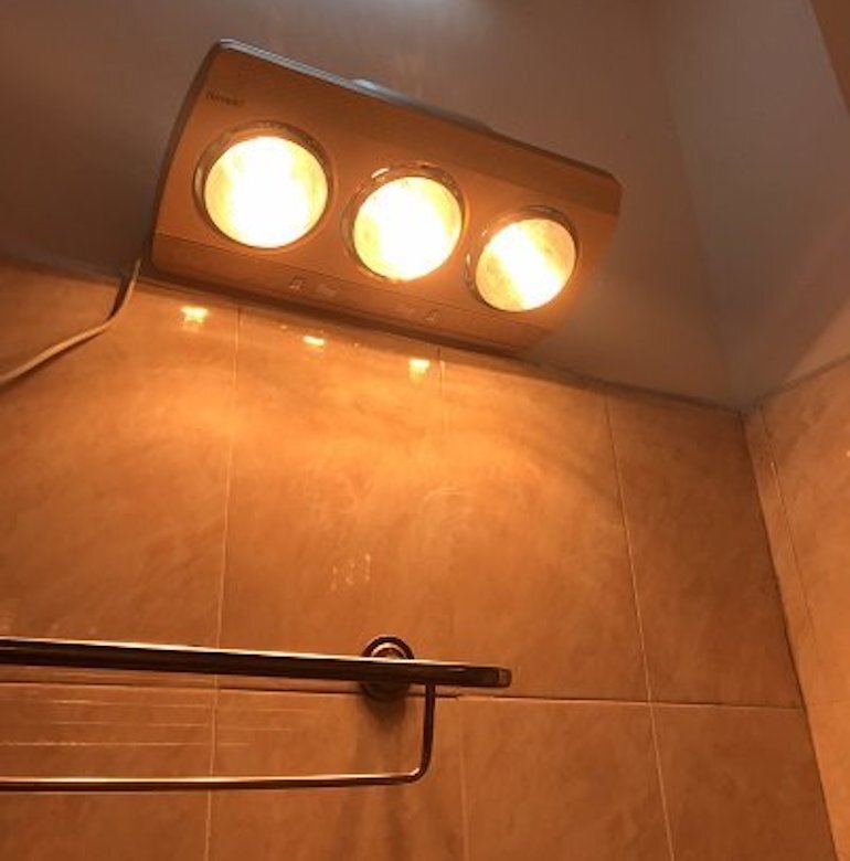 Đèn sưởi trong nhà tắm không làm chói mắt.
