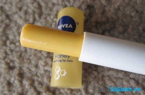 Son dưỡng môi Nivea A Kiss of Milk & Honey Lip Care