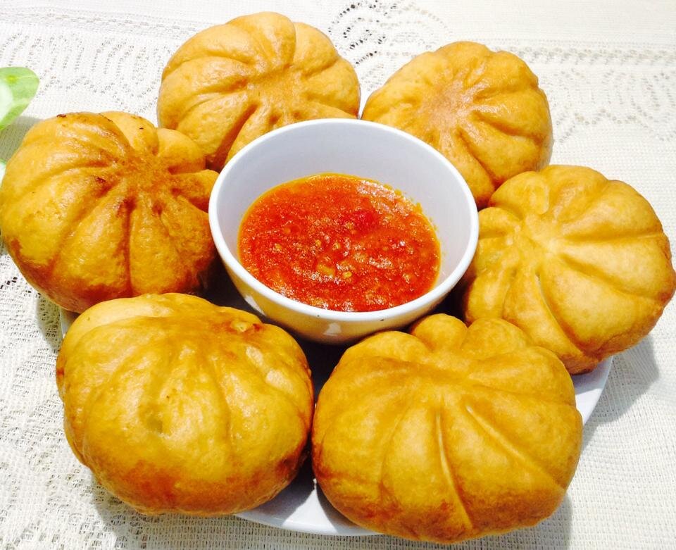Bánh bao thịt lợn chiên giòn với nước chấm