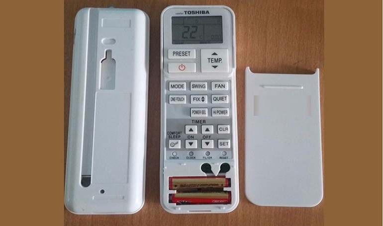 Hướng dẫn chi tiết cách thay pin cho remote điều  hòa Daikin, Toshiba, Panasonic