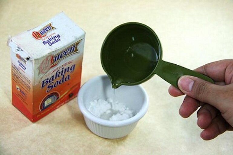 Dùng nước sôi để vệ sinh tấm lưới lọc với baking soda