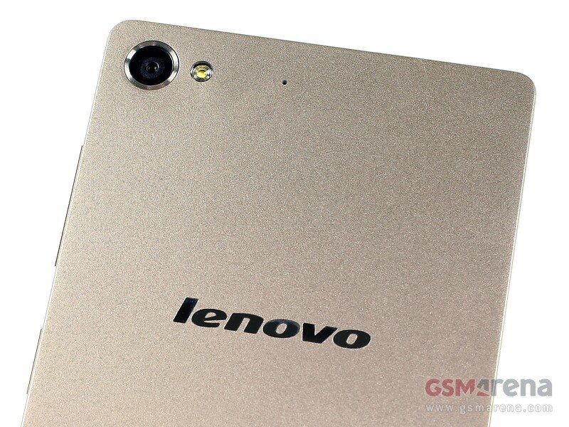 Mặt lưng của Lenovo Vibe X2 được làm nhám để hạn chế trơn trượt