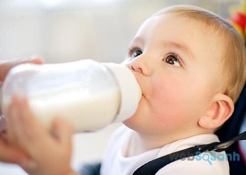 Mẹ cần chú ý chọn bình sữa phù hợp với lứa tuổi của bé
