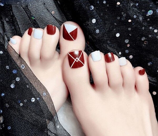Màu sơn móng tay chân đẹp đỏ mận: Với sức hút vô cùng tuyệt vời của nó, sơn móng đỏ mận trở thành sự lựa chọn hàng đầu cho các nàng trong năm