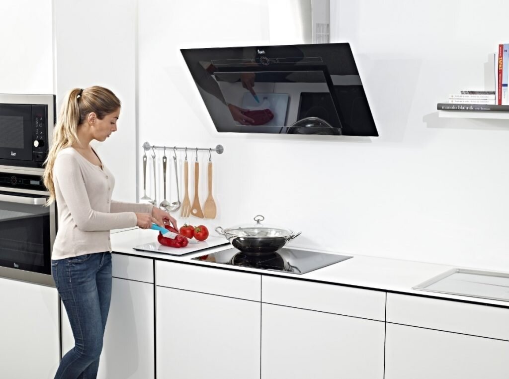 Máy hút mùi kính phẳng: Nếu bạn đang tìm kiếm một chiếc máy hút mùi phù hợp cho căn bếp của mình, hãy cân nhắc đến máy hút mùi kính phẳng. Với thiết kế hiện đại, tiết kiệm không gian và khả năng hút mùi tuyệt vời, chiếc máy hút mùi này chắc chắn sẽ là một sự lựa chọn tuyệt vời cho bạn.