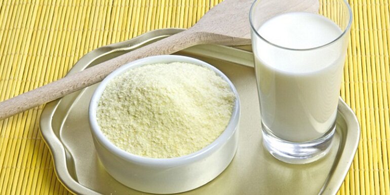 So sánh sữa bột công thức với sữa bột pha sẵn cho trẻ loại nào tốt hơn?