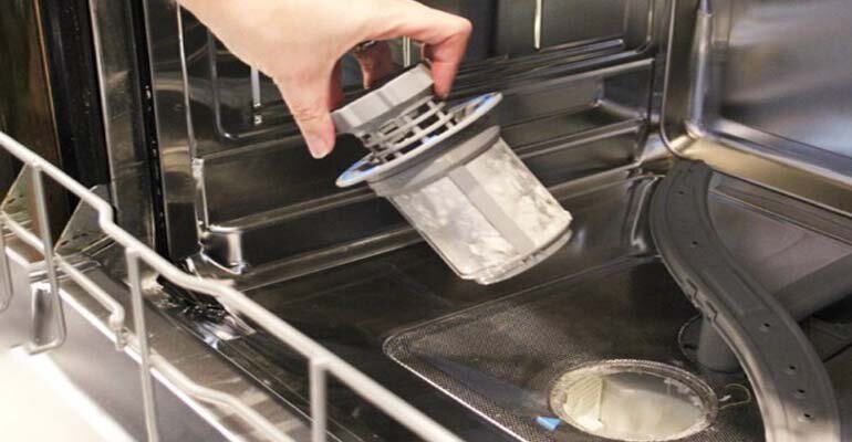 Thường xuyên kiểm tra bộ lọc để tránh bị rò rỉ nước Máy rửa bát rò rỉ nước