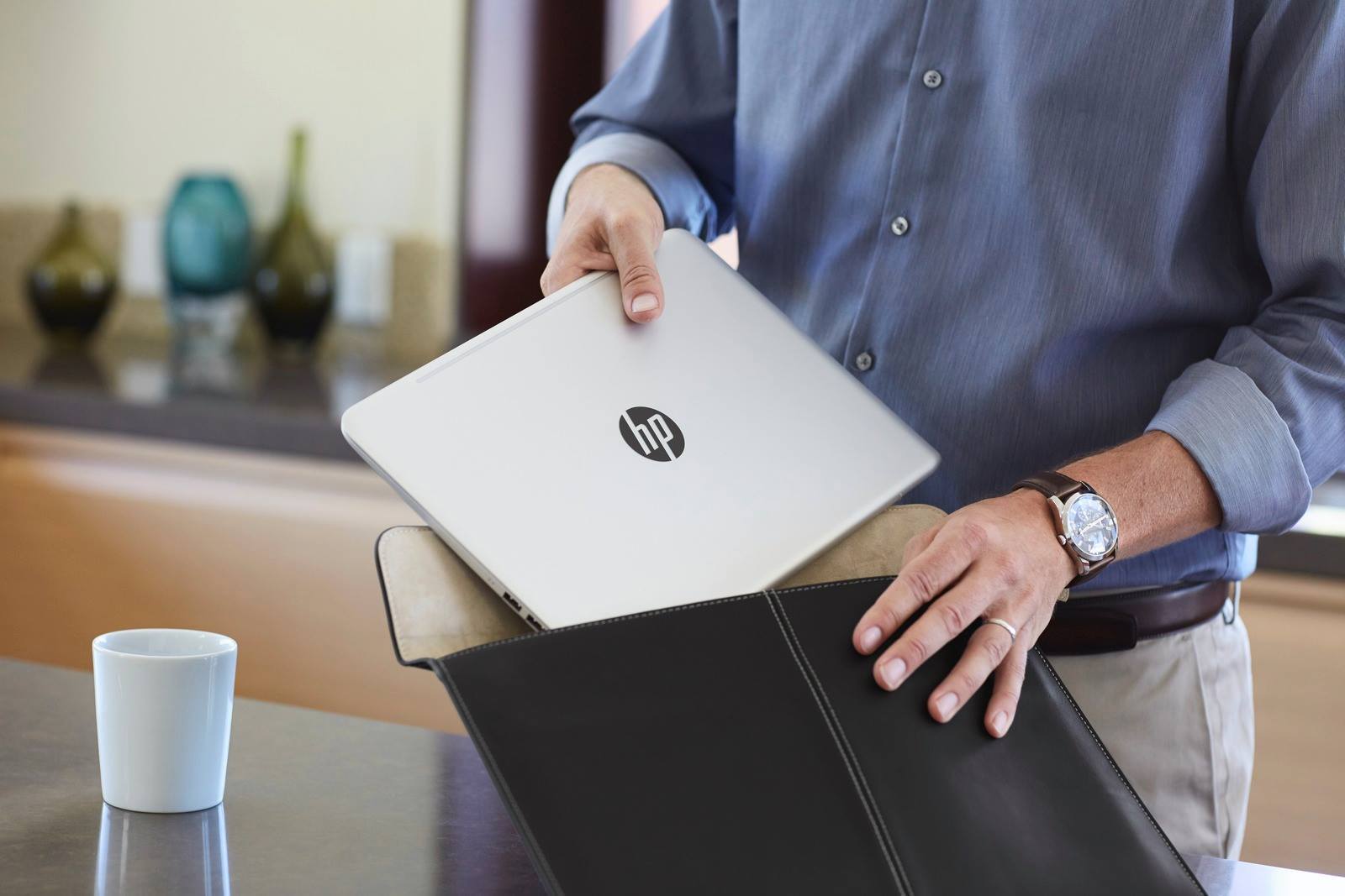 Laptop HP Envy 13 được làm từ hợp kim nhôm, tạo nên vẻ ngoài sang trọng, đẳng cấp 