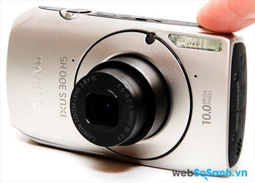 Ống kính của máy ảnh compact Canon IXUS 300 HS có tiêu cự 4.9- 18.6 mm (tương đương ống kính tiêu cự 28- 105 mm trên cảm biến fullframe)