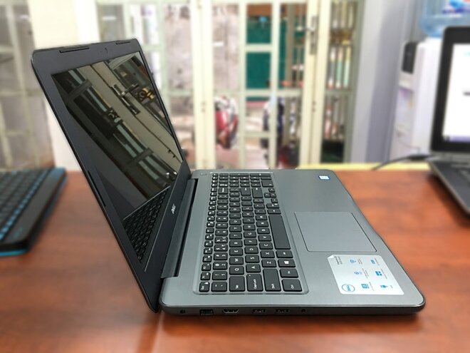 Dell Inspiron 5567 với những đường nét đơn giản