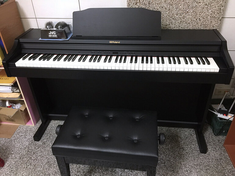 Đàn piano điện Roland RP-302