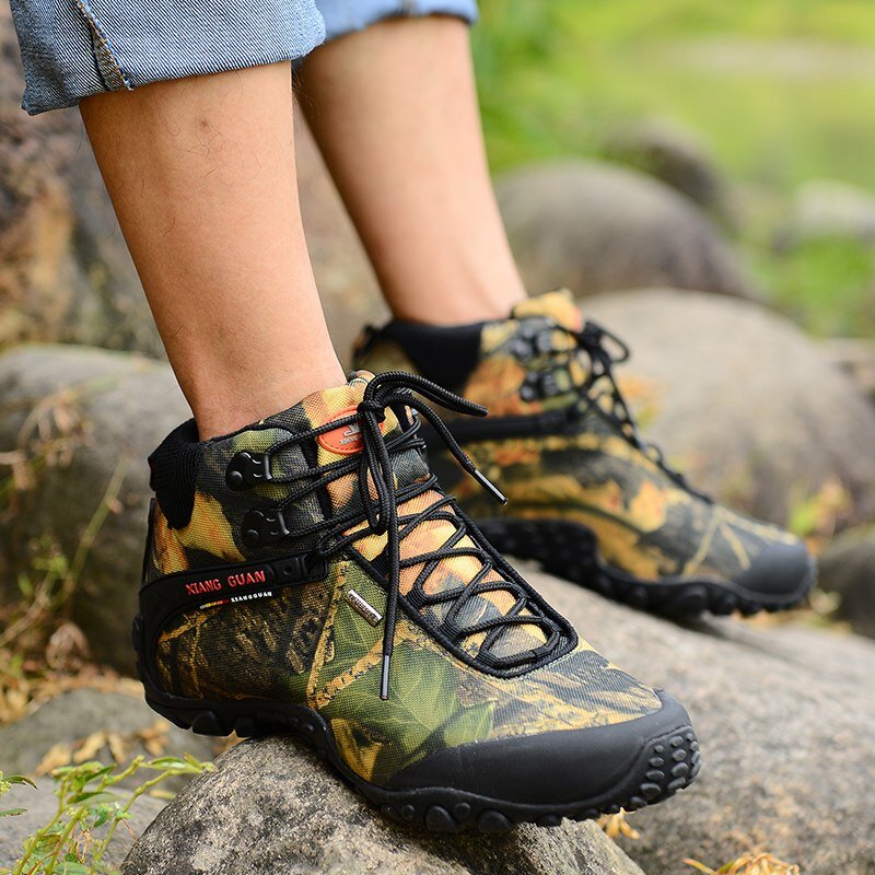 Tuyệt đối nên chú ý chọn những đôi giày mềm, nhẹ, không thấm nước để tránh trơn trượt trên đường núi 