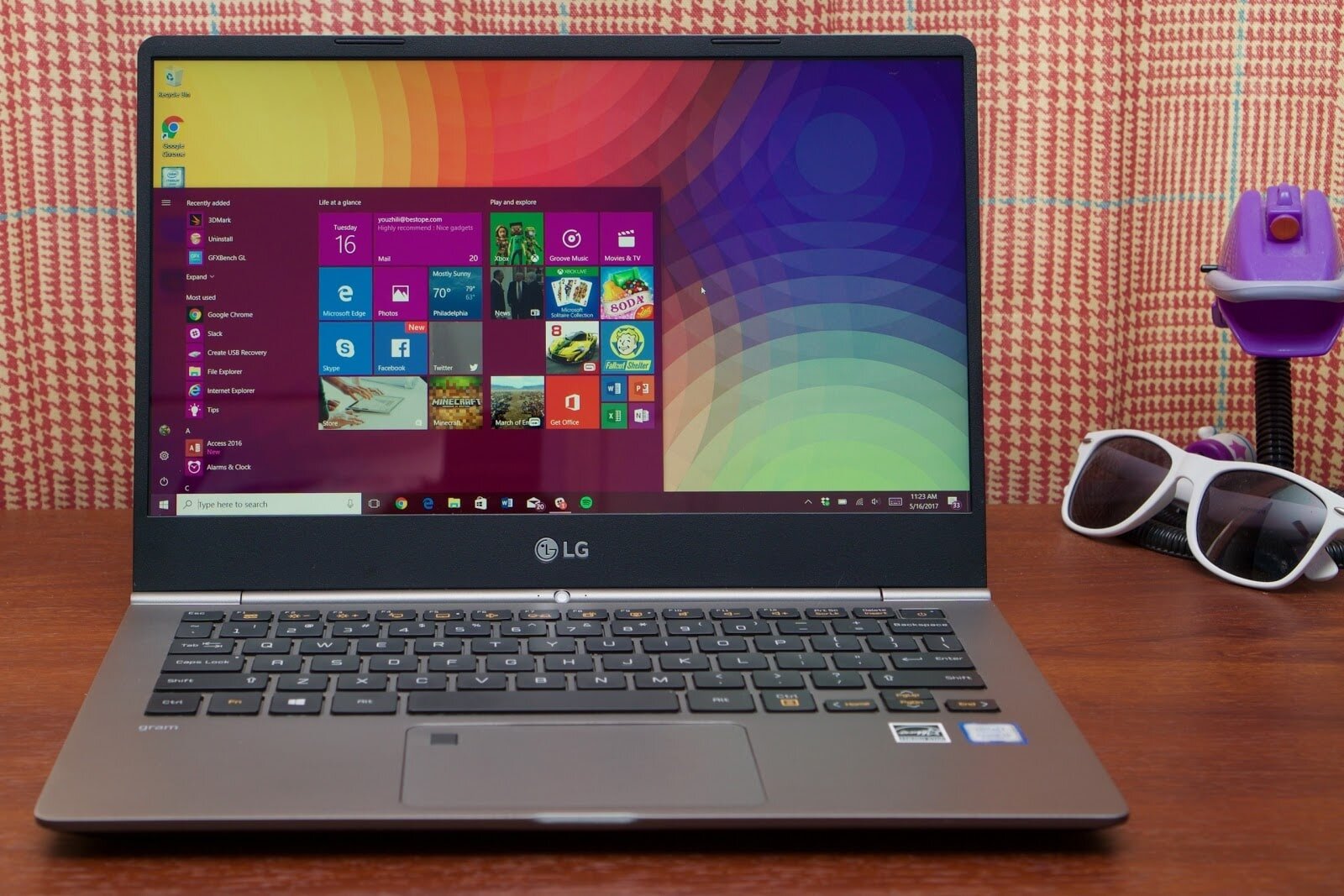 Laptop LG nổi bật với kiểu dáng hiện đại 