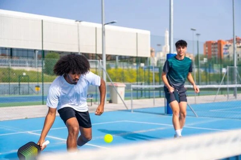 8 vật dụng cần chuẩn bị chơi Pickleball và các kiến thức cơ bản về môn thể thao này