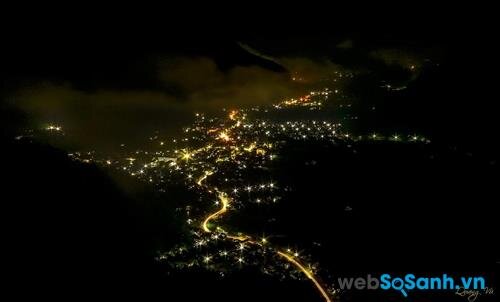 Mai Châu về đêm nhìn từ đèo Thung Khe - Ảnh: Quang Vũ