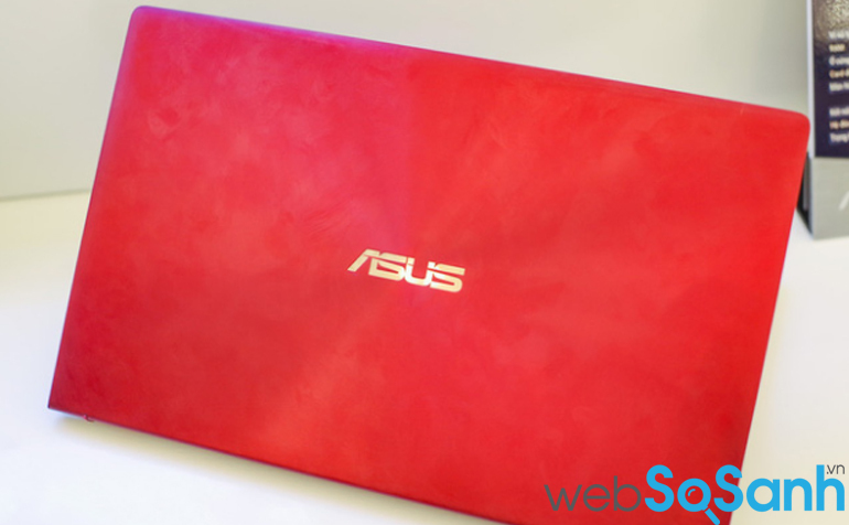 Bộ 3 laptop Asus ZenBook sẽ có 2 phiên bản màu sắc Xanh Hoàng Gia và Bạc Băng Giá. Riêng phiên bản 13 inch sẽ có thêm màu Đỏ Burgundy.