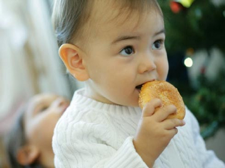 Bánh mì cai sữa giúp trẻ luyện phản xạ cắn, nhai, nuốt