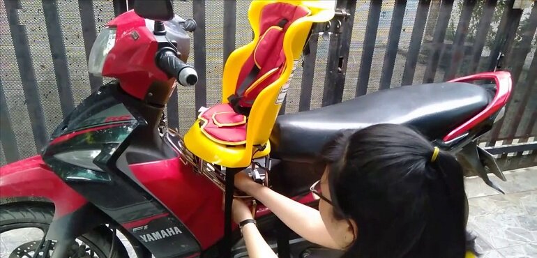 Những ưu điểm và nhược điểm của ghế ngồi xe máy cho bé Beesmart
