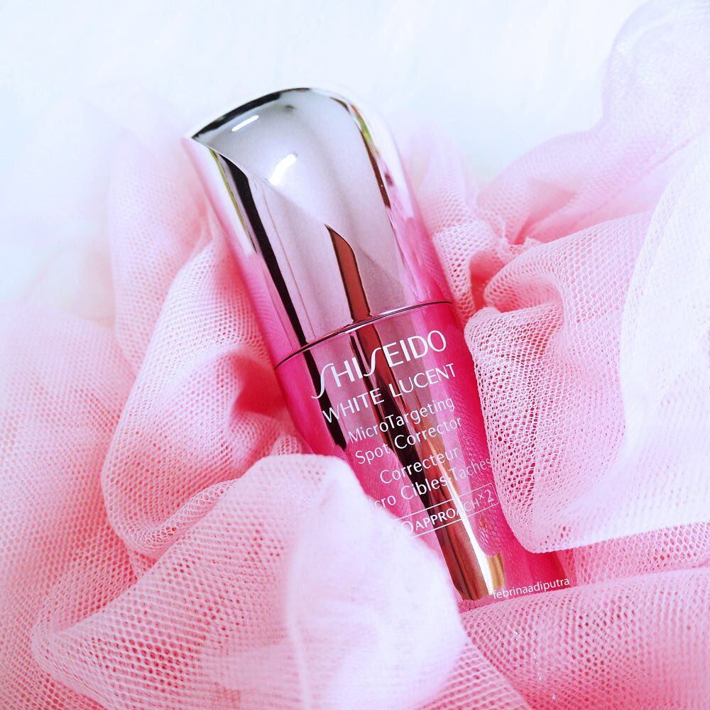Tinh chất dưỡng trắng da Shiseido White Lucent Micro Targeting Spot Corrector, dưỡng trắng tập trung vào các đốm nâu trên toàn gương mặt một cách chính xác