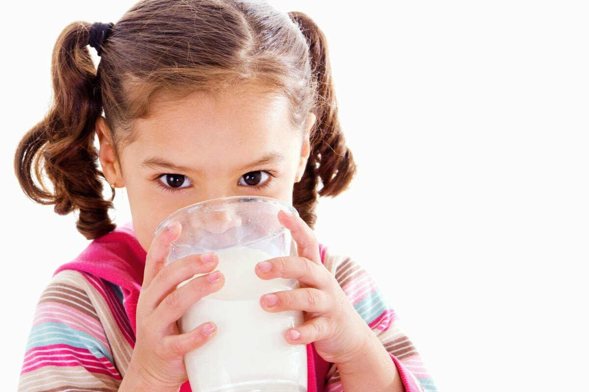 Bé uống sữa đều đặn mỗi ngày sẽ trở nên thông minh hơn