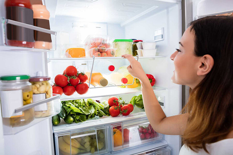 Cần sắp xếp lại thực phẩm trong tủ lạnh một cách hợp lý và đảm bảo có đủ không gian để hơi lạnh được đi đều đến mọi nơi