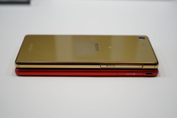 Xperia M5 (trên) dày hơn chút so với M4 Aqua nhưng rất khó nhận ra