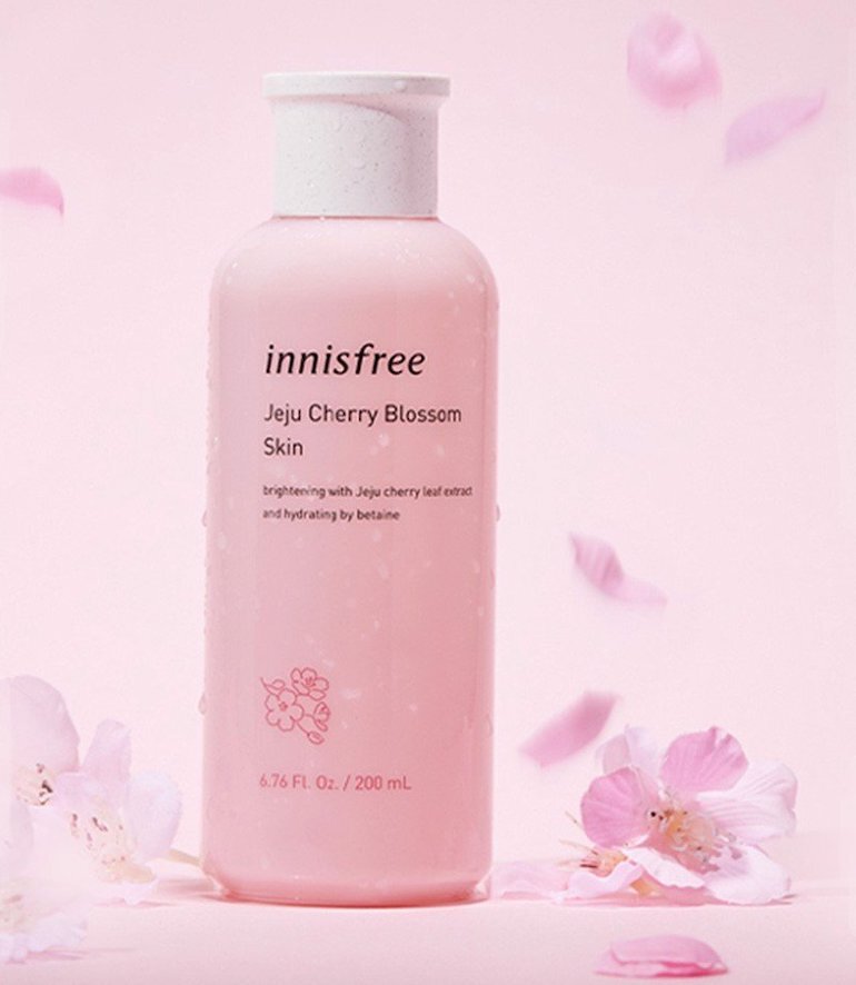 Nước hoa hồng Innisfree Jeju Cherry Blossom Skin nằm trong bộ 4 skincare chiết xuất lá hoa anh đào hoàng gia