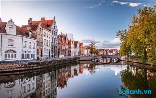 Bruges thơ mộng với dòng kênh trong vắt vào ban ngày