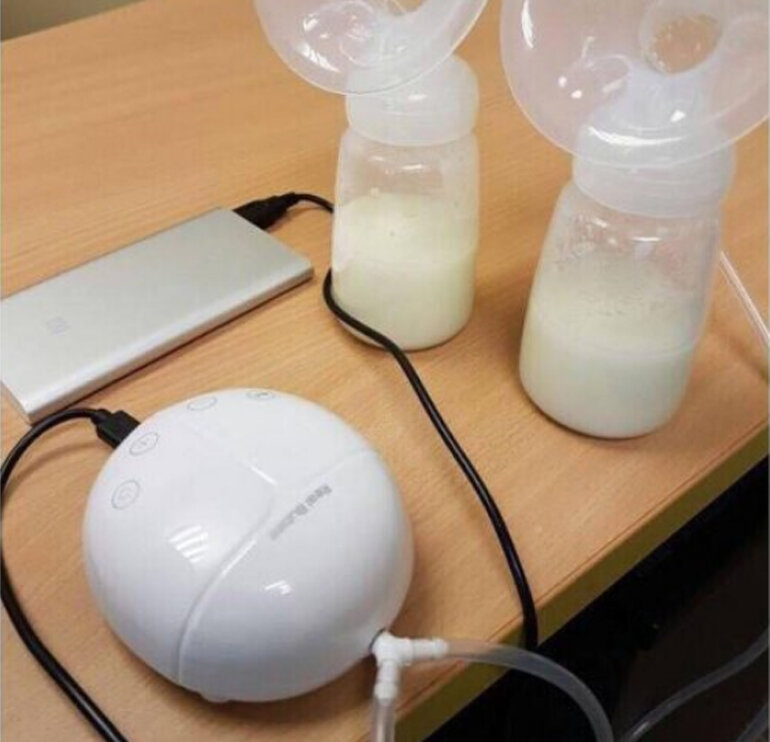 Nên sắm thêm một thiết bị cung cấp nguồn điện như sạc dự phòng điện thoại khi sử dụng máy hút sữa Real Bubee