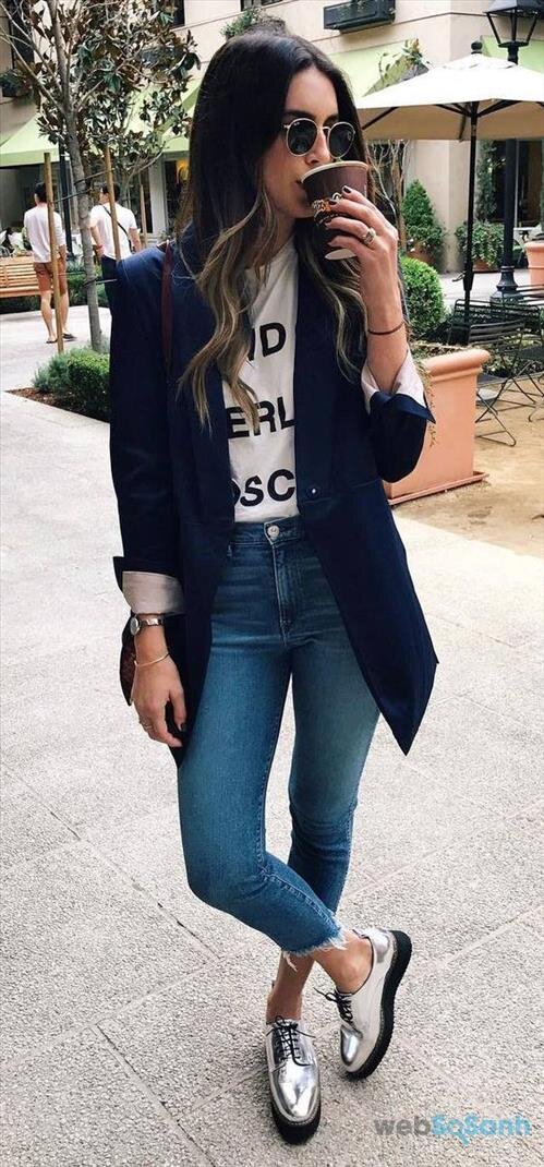 Với những cô nàng năng động thì chỉ cần một set áo phông, quần jeans và thêm chiếc áo khoác blazer là cũng đủ cảm thấy tự tin bước ra đường rồi!