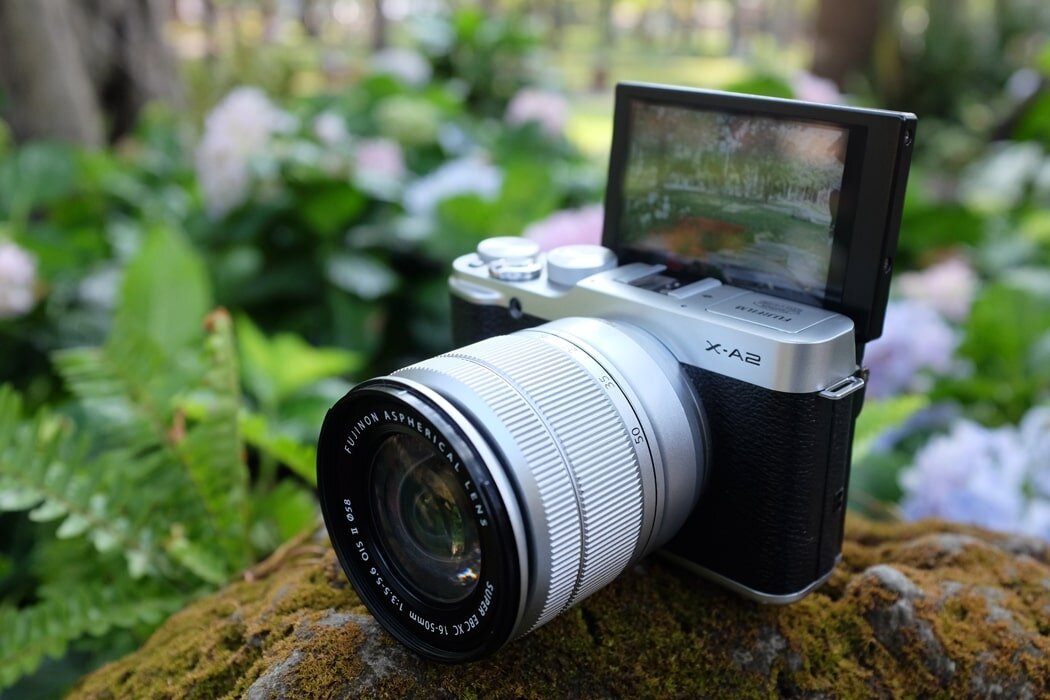 FujiFilm X-A2 màn hình có thể xoay được 175 độ nên chụp selfie dễ dàng