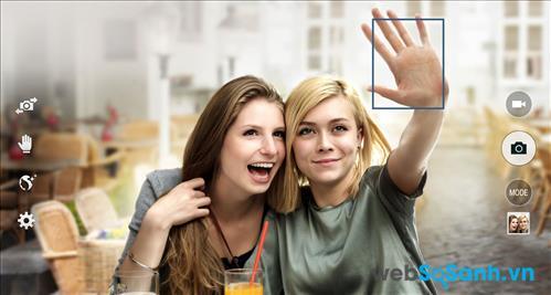 Tính năng Palm Selfie cho phép bạn chụp ảnh bằng cử chỉ với camera của Galaxy J1