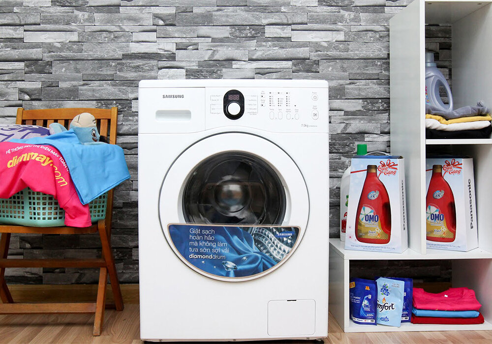Tránh để nước đổ vào các bộ phận khi máy giặt đang hoạt đông
