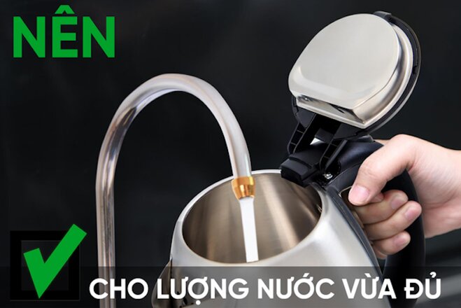 Nên cho lượng nước vừa đủ vào ấm siêu tốc